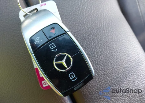 2017 Mercedes-Benz E 300 z USA, uszkodzony, nr VIN WDDZF4JB6HA090960